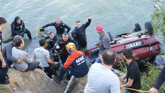 Ehliyetini Yeni Alan Genç, Aracıyla Baraj Gölüne Uçarak Hayatını Kaybetti