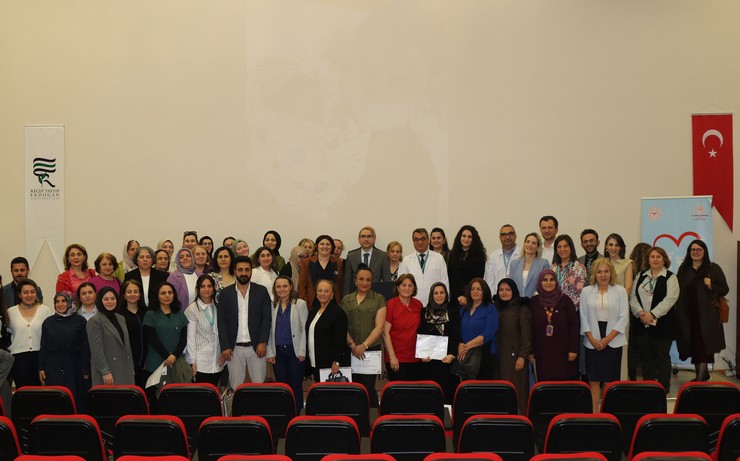 5-mayis-dunya-ebeler-gunu-rizede-il-saglik-mudurlugunun-ev-sahipliginde-anlamli-bir-etkinlikle-kutlandi-10.jpg