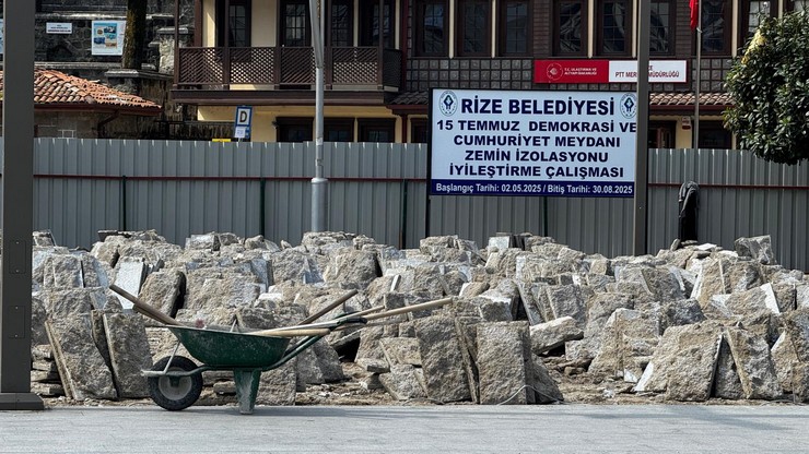 rize-meydani-alarm-veriyor-catlaklar-ve-gocme-tehlikesi-gozlemlendi-13.jpg