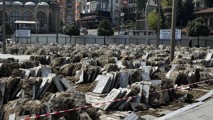 rize-meydani-alarm-veriyor-catlaklar-ve-gocme-tehlikesi-gozlemlendi-7.jpg