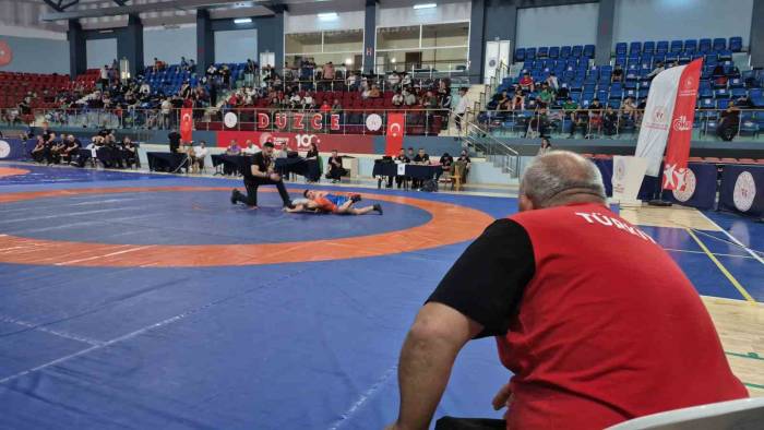 Minik Güreşçiler, Türkiye Şampiyonu Olmak İçin Düzce’de Ter Döküyor