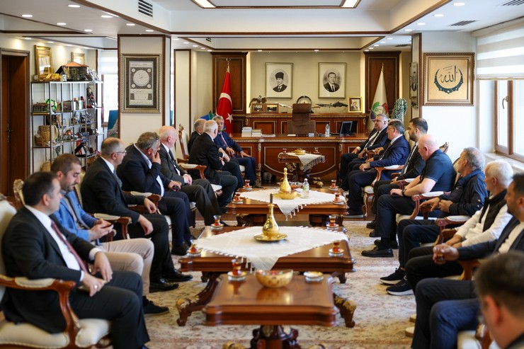 rize-vali-vekili-murat-ozturk-turkiye-cumhuriyeti-batum-baskonsolosu-adnan-altay-altinors-ve-beraberindeki-heyeti-valilik-makaminda-agirlayarak-iki-ulke-arasindaki-tic-3.jpg