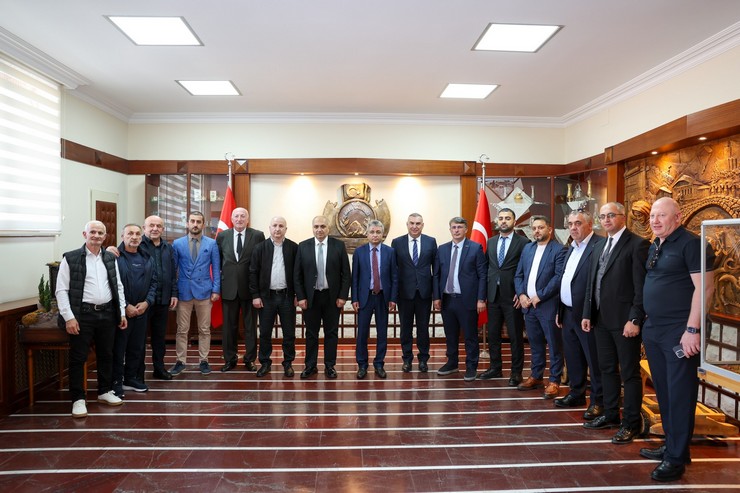 rize-vali-vekili-murat-ozturk-turkiye-cumhuriyeti-batum-baskonsolosu-adnan-altay-altinors-ve-beraberindeki-heyeti-valilik-makaminda-agirlayarak-iki-ulke-arasindaki-tic-4.jpg