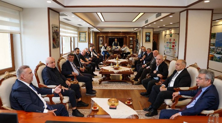 rize-vali-vekili-murat-ozturk-turkiye-cumhuriyeti-batum-baskonsolosu-adnan-altay-altinors-ve-beraberindeki-heyeti-valilik-makaminda-agirlayarak-iki-ulke-arasindaki-tic.jpg