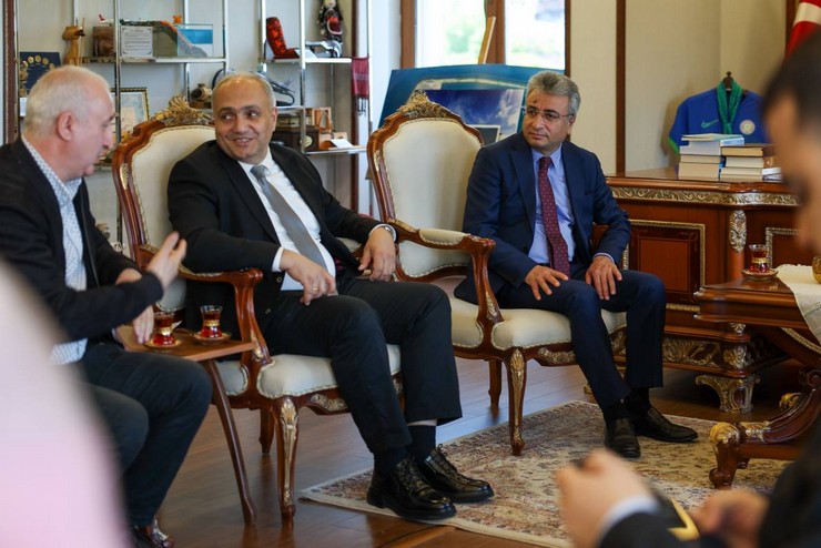 rize-vali-vekili-murat-ozturk-turkiye-cumhuriyeti-batum-baskonsolosu-adnan-altay-altinors-ve-beraberindeki-heyeti-valilik-makaminda-agirlayarak-iki-ulke-arasindaki-ticar-1.jpg