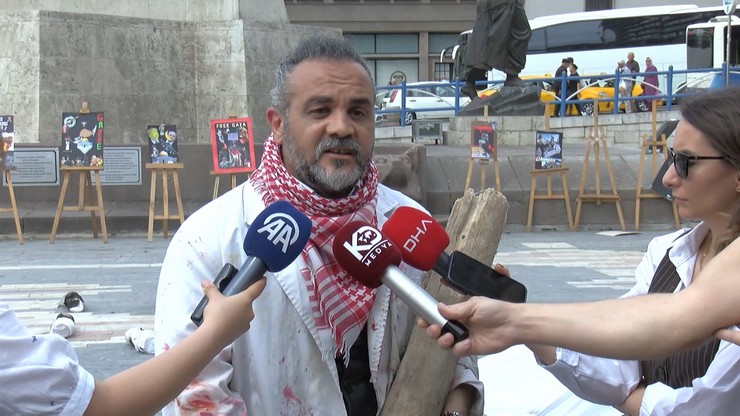 artvin-coruh-universitesi-ogretim-uyesi-dr-kemal-saglam-gazzede-yasananlara-dikkat-cekmek-icin-ankaradaki-ulus-zafer-aniti-onune-temsili-kefene-sarilmis-bebek-cenaz-8.jpg