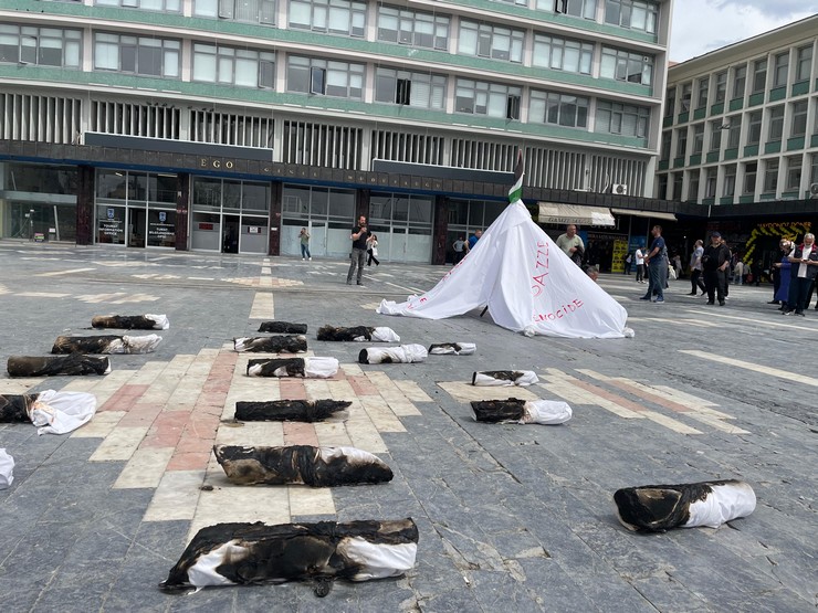 artvin-coruh-universitesi-ogretim-uyesi-dr-kemal-saglam-gazzede-yasananlara-dikkat-cekmek-icin-ankaradaki-ulus-zafer-aniti-onune-temsili-kefene-sarilmis-bebek-cenaz.jpg