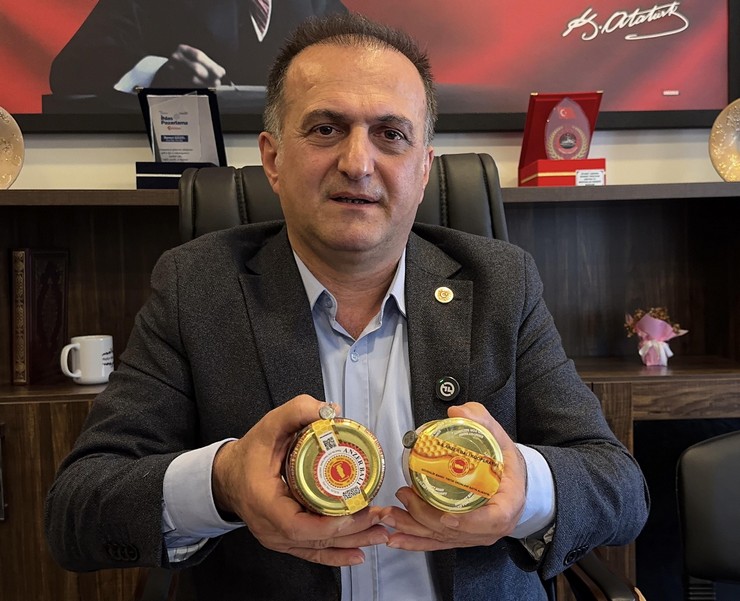 anzer-ballikoy-muhtari-remzi-guzel-tuketicilerin-anzer-adi-kullanilarak-satisi-yapilan-ballarda-cografi-tescil-isaretine-dikkat-etmeleri-gerektigini-belirtti-2.jpg