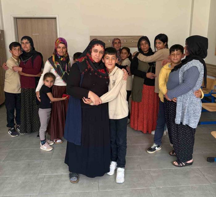 Okulda Duygu Dolu Anneler Günü Etkinliği: Anneler, Çocuklarını Seslerinden Tanıdı