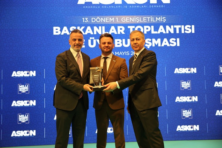 askon-rize-sube-baskani-recep-ali-karakoyun-bolgedeki-basarili-calismalari-nedeniyle-odule-layik-goruldu-plaketini-icisleri-bakani-ali-yerlikayanin-elinden-aldi-1.jpg