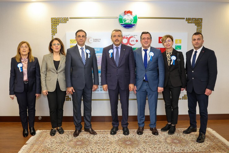 rize-valisi-ihsan-selim-baydas-sosyal-guvenlik-haftasi-dolayisiyla-sosyal-guvenlik-kurumu-sgk-rize-il-muduru-levent-durmus-il-mudur-yardimcilari-ve-birim-seflerini-m.jpg