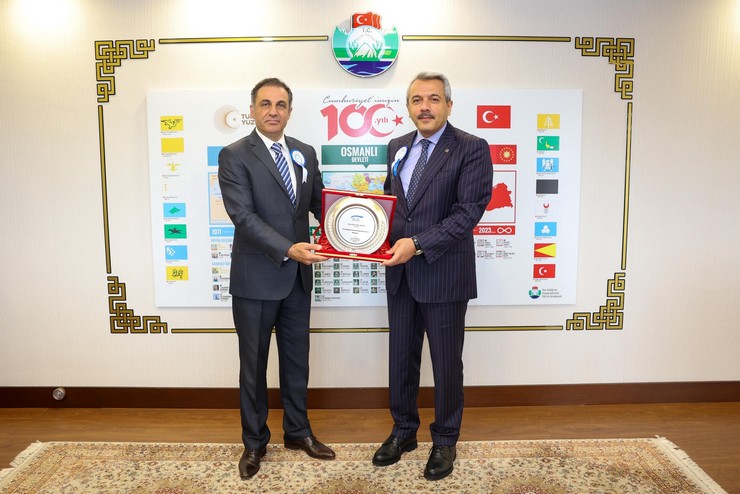 rize-valisi-ihsan-selim-baydas-sosyal-guvenlik-haftasi-dolayisiyla-sosyal-guvenlik-kurumu-sgk-rize-il-muduru-levent-durmus-il-mudur-yardimcilari-ve-birim-seflerini-mak-1.jpg