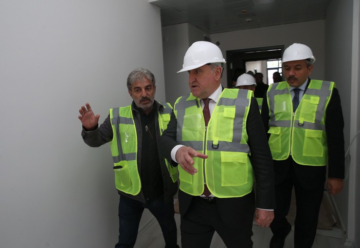 genclik-ve-spor-bakani-bak-rizede-ogrenci-yurdu-insaatlarinda-incelemede-bulundu-1.jpg