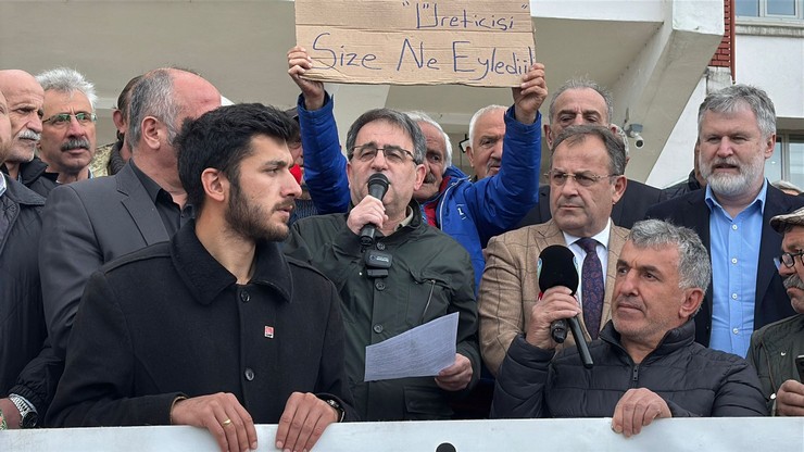 chp-rize-il-baskani-saltuk-deniz-yas-cay-fiyatinin-tuik-enflasyon-rakaminin-altinda-aciklanmasini-protesto-etmek-icin-caykur-onunde-basin-aciklamasinda-bulundu-10.jpg