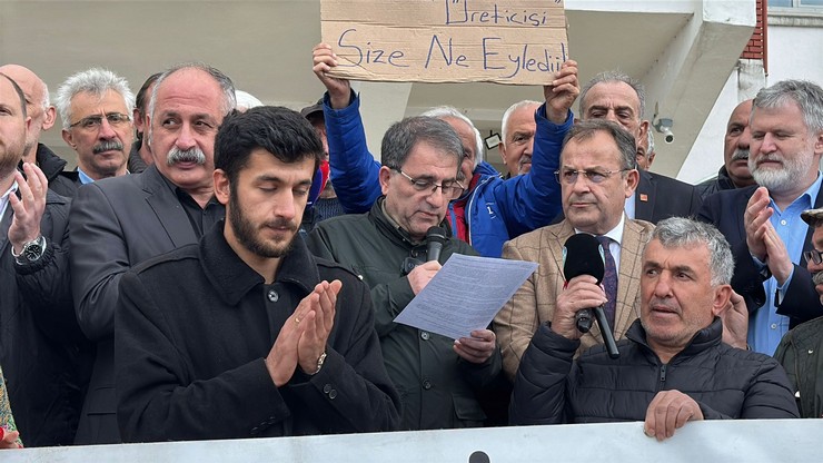 chp-rize-il-baskani-saltuk-deniz-yas-cay-fiyatinin-tuik-enflasyon-rakaminin-altinda-aciklanmasini-protesto-etmek-icin-caykur-onunde-basin-aciklamasinda-bulundu-12.jpg