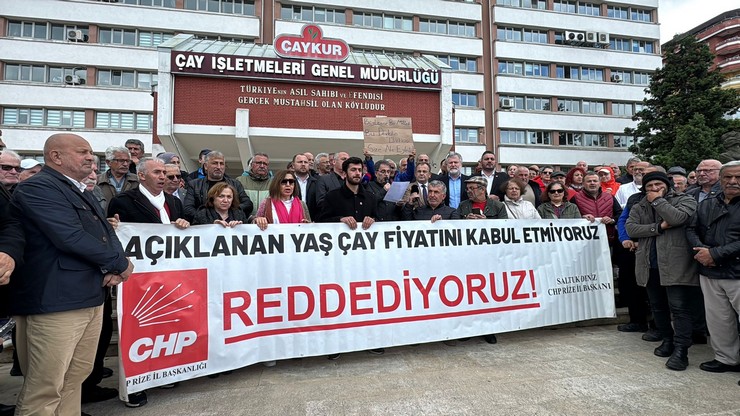 chp-rize-il-baskani-saltuk-deniz-yas-cay-fiyatinin-tuik-enflasyon-rakaminin-altinda-aciklanmasini-protesto-etmek-icin-caykur-onunde-basin-aciklamasinda-bulundu-7.jpg