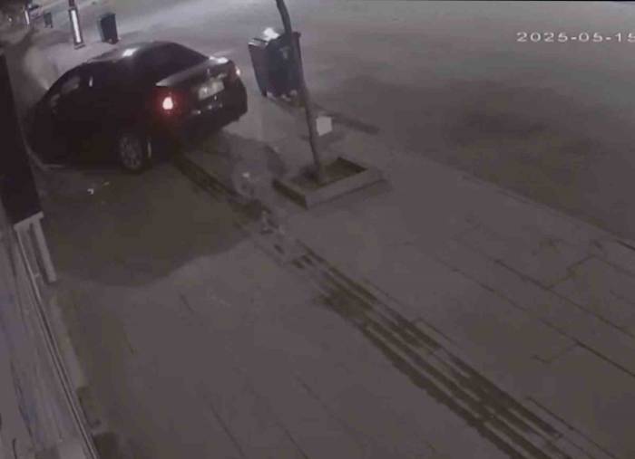 Otomobiliyle İş Yerine Çarpan Sürücü Kaçtı