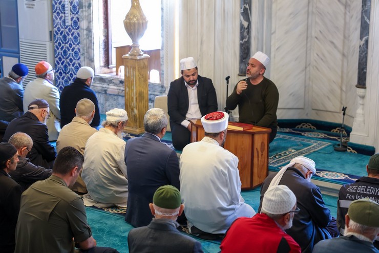 rizede-2025-yili-yas-cay-kampanyasinin-acilisi-dolayisiyla-sahil-camisinde-mevlit-okutuldu-3.jpg