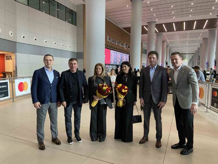 Hagi İle Popescu, İstanbul Havalimanı’nda Çiçeklerle Karşılandı