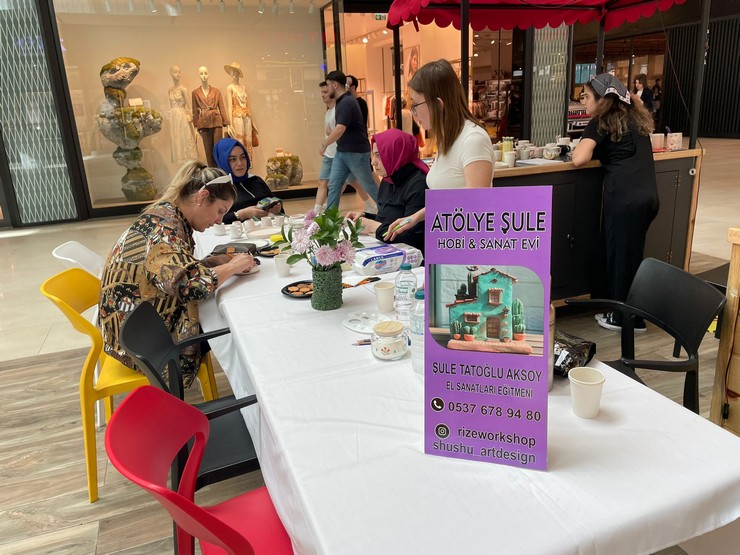 sanatci-sule-tatoglu-aksoy-simal-avmde-duzenledigi-ozel-etkinlikle-sanatseverleri-ve-kadin-girisimcileri-bir-araya-getirdi-7.jpg