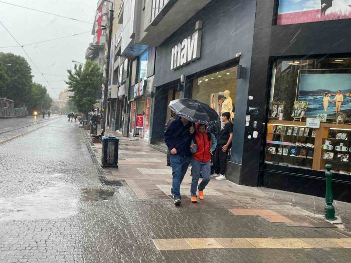 Eskişehir’de Yağmur Vatandaşlara Zor Anlar Yaşattı