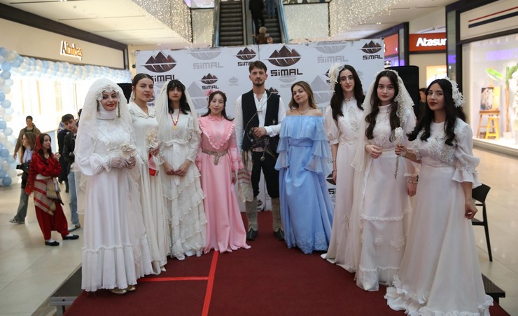 rizede-tarihi-gelinliklerden-olusan-defile-yapildi-11.jpg