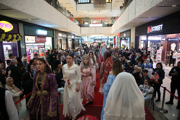 rizede-tarihi-gelinliklerden-olusan-defile-yapildi-9.jpg