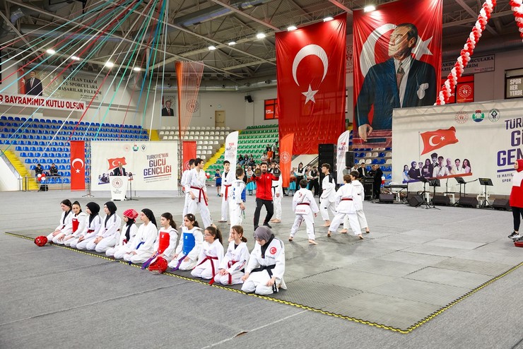 rizede-19-mayis-coskusu-genclik-ve-spor-bayrami-torenlerle-kutlandi-5.jpg