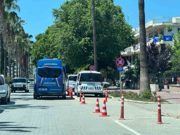 Başkasının Kimliğini Kullanan Sürücü, 3 Düzensiz Göçmenle Yakalandı