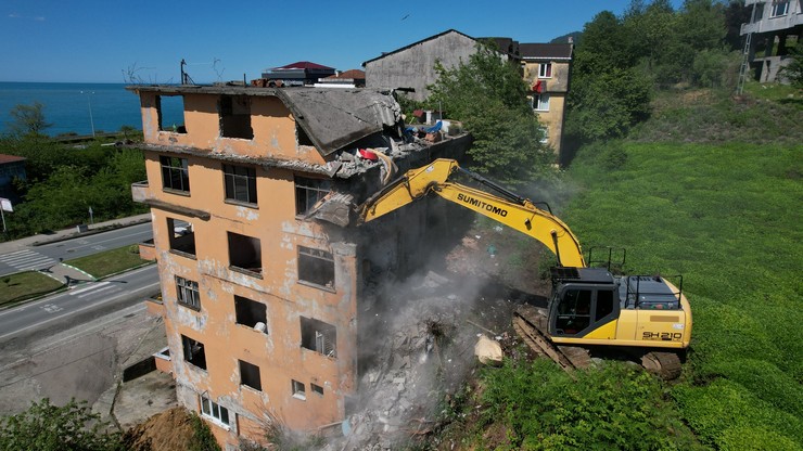 cayeli-girisindeki-riskli-bina-yikildi-1.jpg