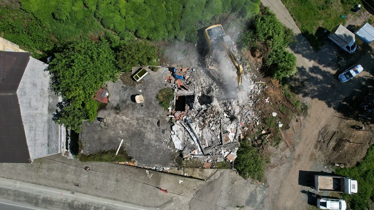 cayeli-girisindeki-riskli-bina-yikildi-4.jpg