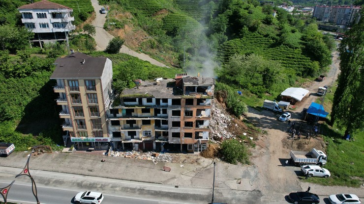 cayeli-girisindeki-riskli-bina-yikildi-7.jpg