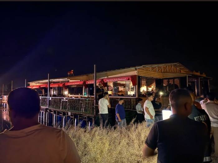 Şanlıurfa’da Halatları Kopan Duba Restoran Müşterilerle Birlikte Fırat Nehri’nde Sürüklendi