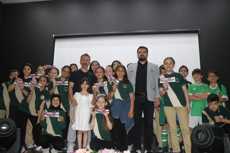 rizede-muzikle-matematigi-sevdiren-ogretmen-ortaokul-ogrencilerine-konser-verdi-4.jpg