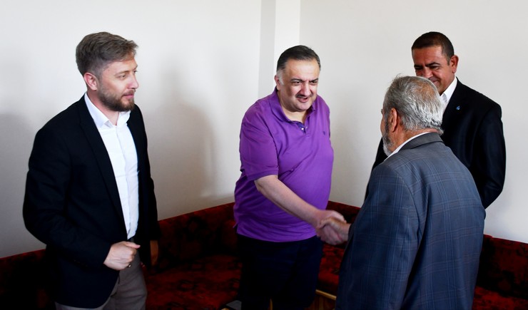 deva-partili-hasan-karal-partisinin-ankara-il-baskani-elcin-guloren-ve-teskilat-mensuplariyla-birlikte-sincan-ilcesi-yenikayi-mahallesinde-ciftcileri-ziyar-3.jpg