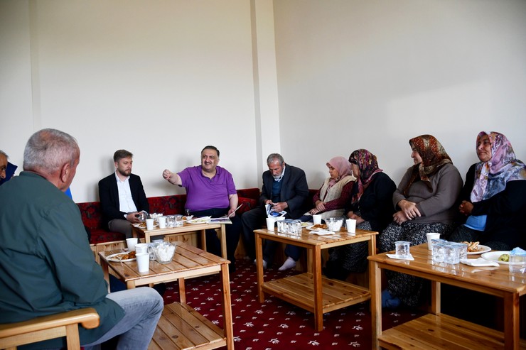deva-partili-hasan-karal-partisinin-ankara-il-baskani-elcin-guloren-ve-teskilat-mensuplariyla-birlikte-sincan-ilcesi-yenikayi-mahallesinde-ciftcileri-ziyaret-1.jpg