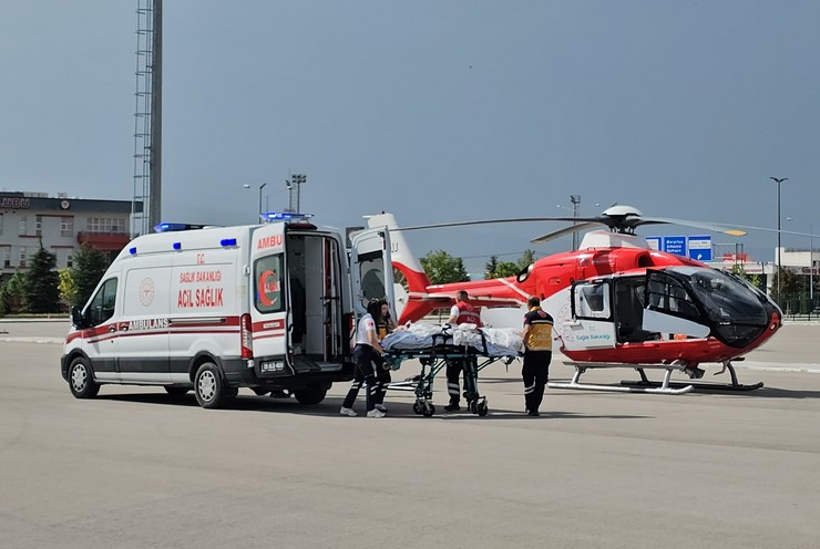 ambulans-helikopter-16-yasindaki-cocuk-icin-havalandi-2.jpg