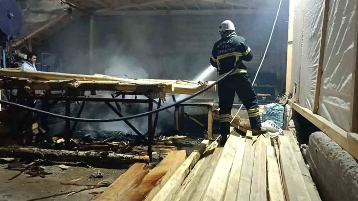 Burdur’da Hizar Atölyesinde Çıkan Yangın Kısa Sürede Söndürüldü