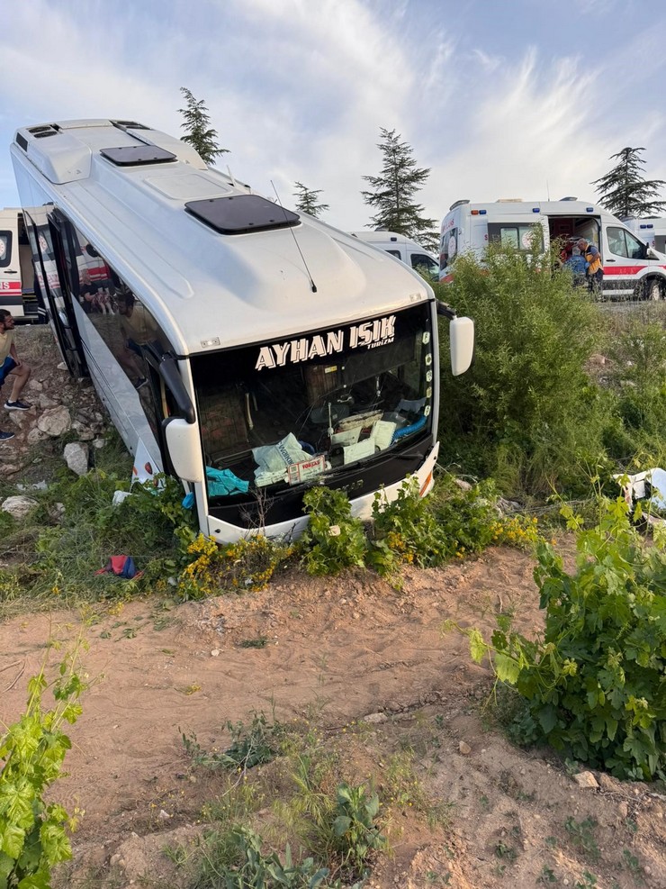 isparta-afyonkarahisar-karayolunda-iki-otobusun-carpismasi-sonucu-biri-agir-toplam-27-kisi-yaralandi-3.jpg