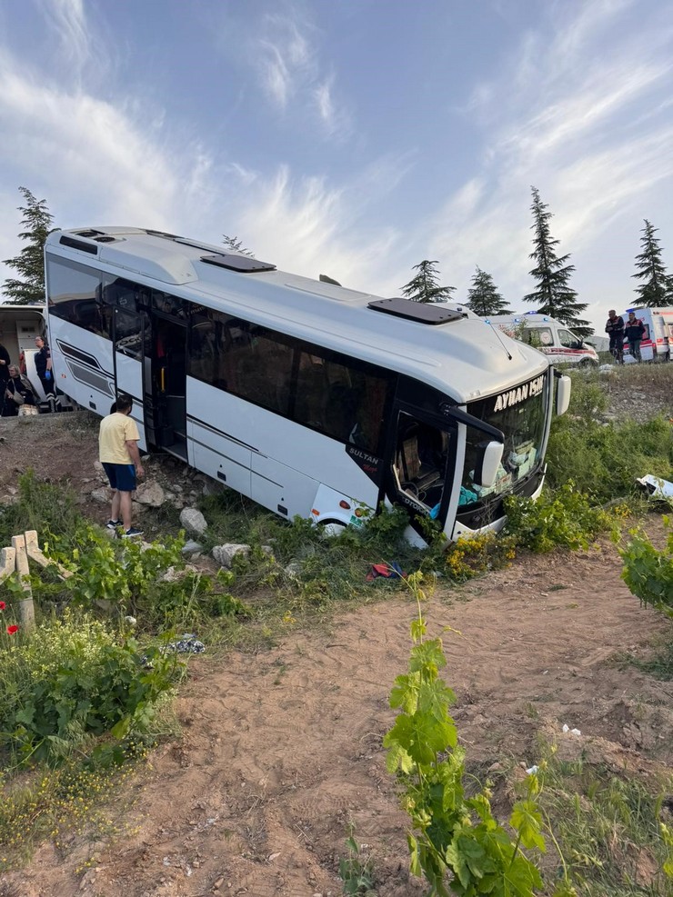isparta-afyonkarahisar-karayolunda-iki-otobusun-carpismasi-sonucu-biri-agir-toplam-27-kisi-yaralandi-4.jpg