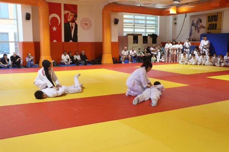 rizede-yasayan-iki-anne-cocuklarinin-egitim-aldigi-kursa-ozenerek-kendileri-de-aikidoya-basladi-2.jpg
