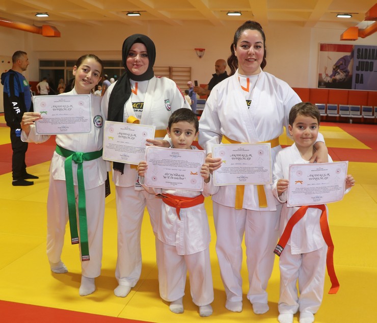 rizede-yasayan-iki-anne-cocuklarinin-egitim-aldigi-kursa-ozenerek-kendileri-de-aikidoya-basladi-6.jpg