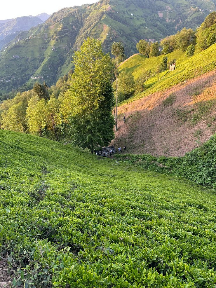 rizenin-camlihemsin-ilcesinde-kontrolden-cikan-bir-kamyonet-yaklasik-50-metrelik-ucuruma-yuvarlanirken-arac-surucusu-f-c-agir-yarali-olarak-hastaneye-kaldirildi-2.jpg