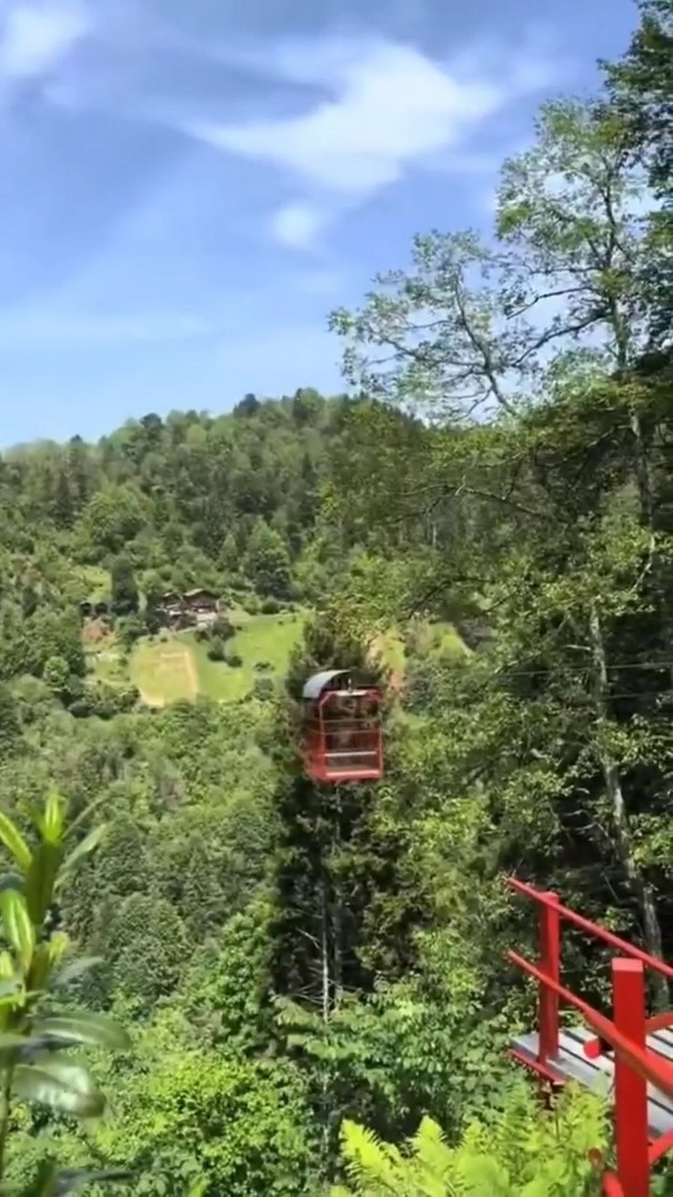 rizenin-camlihemsin-ilcesinde-sadece-teleferik-veya-patika-yoldan-ulasim-saglanan-tepede-kurulan-turistik-tesis-ve-yasam-alani-sosyal-medyada-ilgi-odagi-oldu-5.jpg