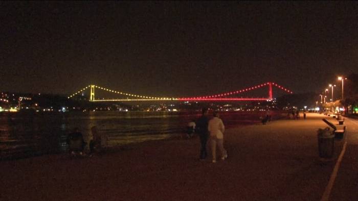 Fatih Sultan Mehmet Köprüsü "Sarı-kırmızı" Renklerle Aydınlatıldı