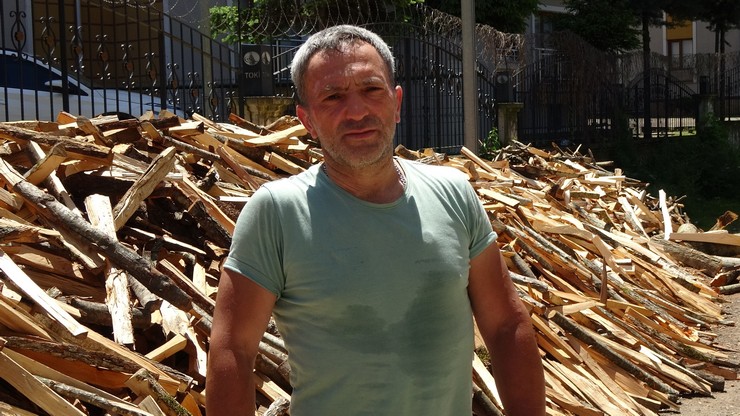 trabzonun-arakli-ilcesinde-yasayan-49-yasindaki-caykur-mevsimlik-iscisi-pasa-yildiz-odun-kirarak-aylik-80-bin-tl-kazaniyorum-25-tona-yakin-odun-var-12-gunde-bitiri-3.jpg
