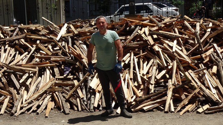 trabzonun-arakli-ilcesinde-yasayan-49-yasindaki-caykur-mevsimlik-iscisi-pasa-yildiz-odun-kirarak-aylik-80-bin-tl-kazaniyorum-25-tona-yakin-odun-var-12-gunde-bitiri-5.jpg