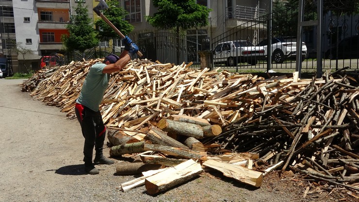 trabzonun-arakli-ilcesinde-yasayan-49-yasindaki-caykur-mevsimlik-iscisi-pasa-yildiz-odun-kirarak-aylik-80-bin-tl-kazaniyorum-25-tona-yakin-odun-var-12-gunde-bitiri.jpg