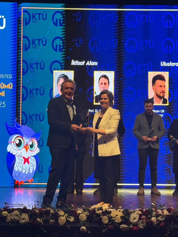 dr-hatice-tugba-akdogar-akbulut-ktu-2024-yili-doktora-tez-odulune-layik-goruldu-2.jpg