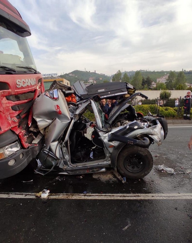 rizeden-trabzon-istikametinde-trabzonun-yomra-ilcesinde-meydana-gelen-trafik-kazasinda-iki-tir-arasina-sikisan-arac-hurdaya-dondu-3-yarali-1.jpg